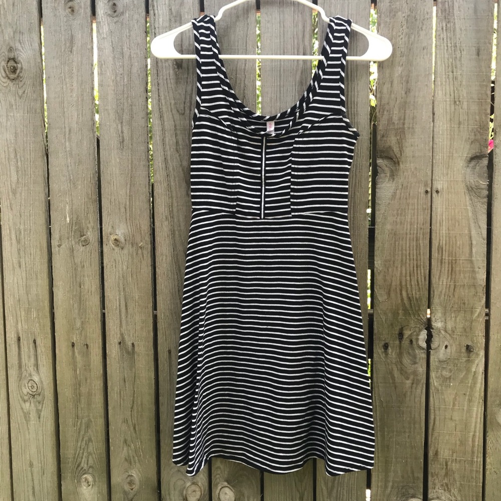•• Black and white striped skater dress •